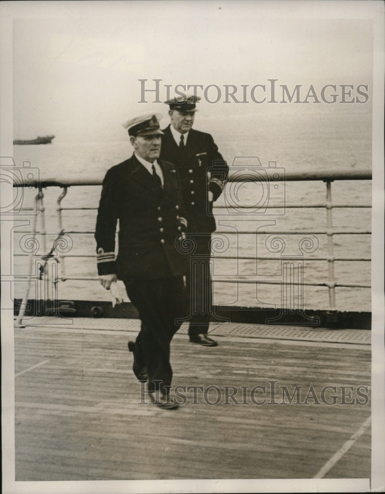 Load image into Gallery viewer, 1940 Press Photo British Officers inspect the mails carried by the Manhattan
