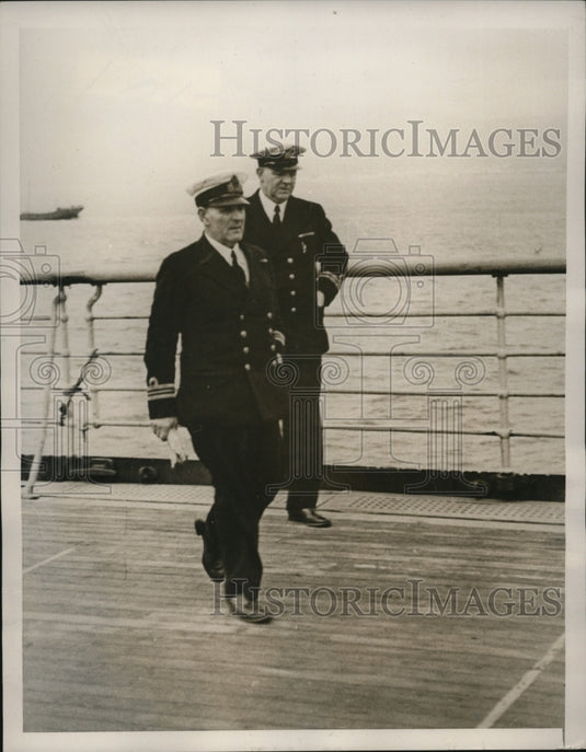 1940 Press Photo British Officers inspect the mails carried by the Manhattan