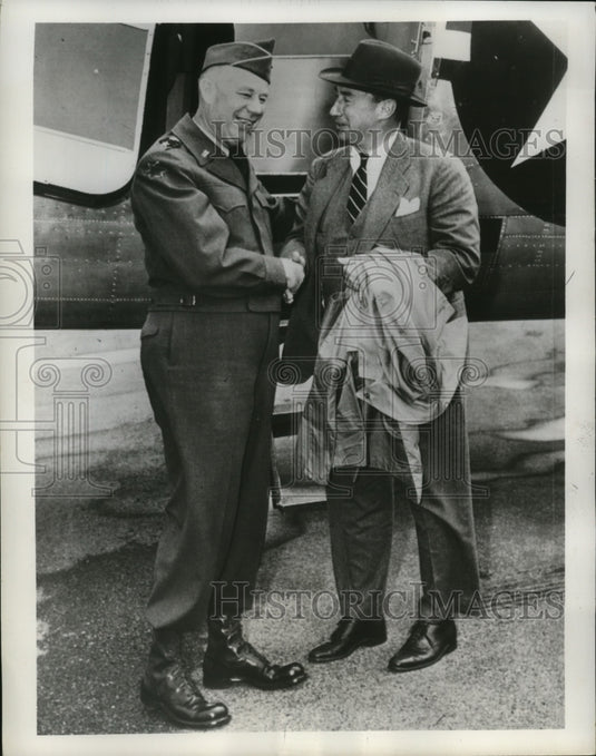 1952 Press Photo Illinois Governor Adlai Stevenson welcomed by Harry Bolen