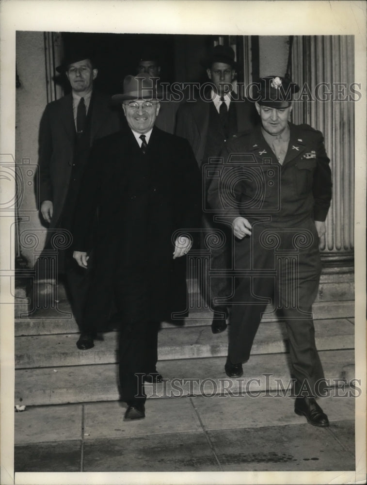1945 Press Photo Pres.Harry Truman with his Military Aide Col. Harry Vaughn