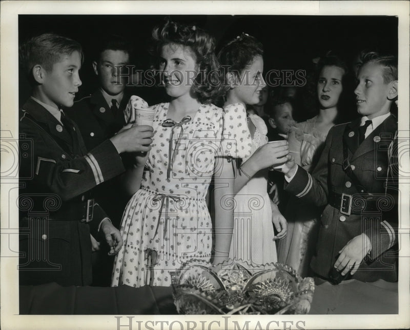 Load image into Gallery viewer, 1942 Press Photo 2 cadets giving fruit punch to the ladies first before drinking
