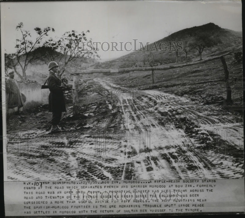 Load image into Gallery viewer, 1955 Press Photo Soldier stand guard at French and Spanish Morocco at Bou Zin
