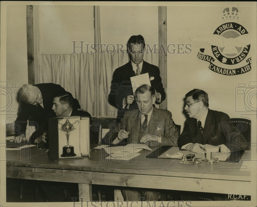 1942 Press Photo British Commonwealth representatives sign training agreement