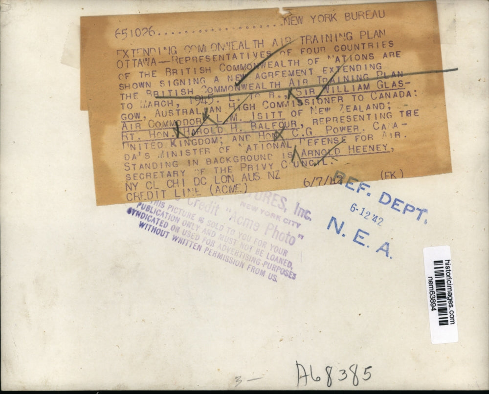 1942 Press Photo British Commonwealth representatives sign training agreement