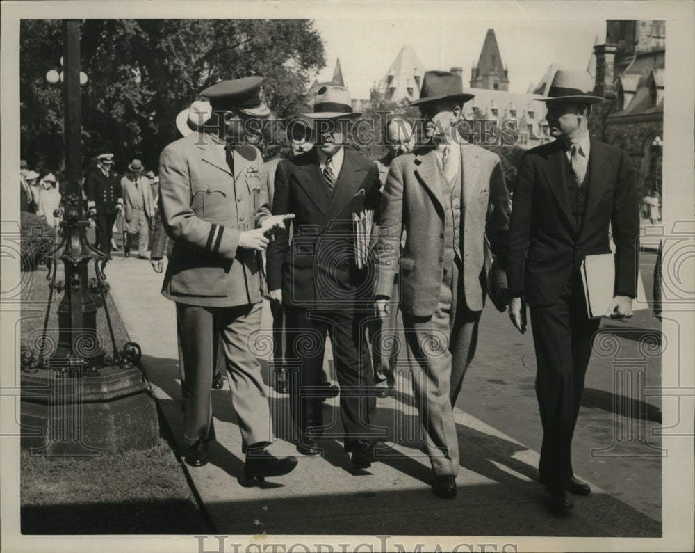 1940 Press Photo Members of the Defense board on their way to the first meeting