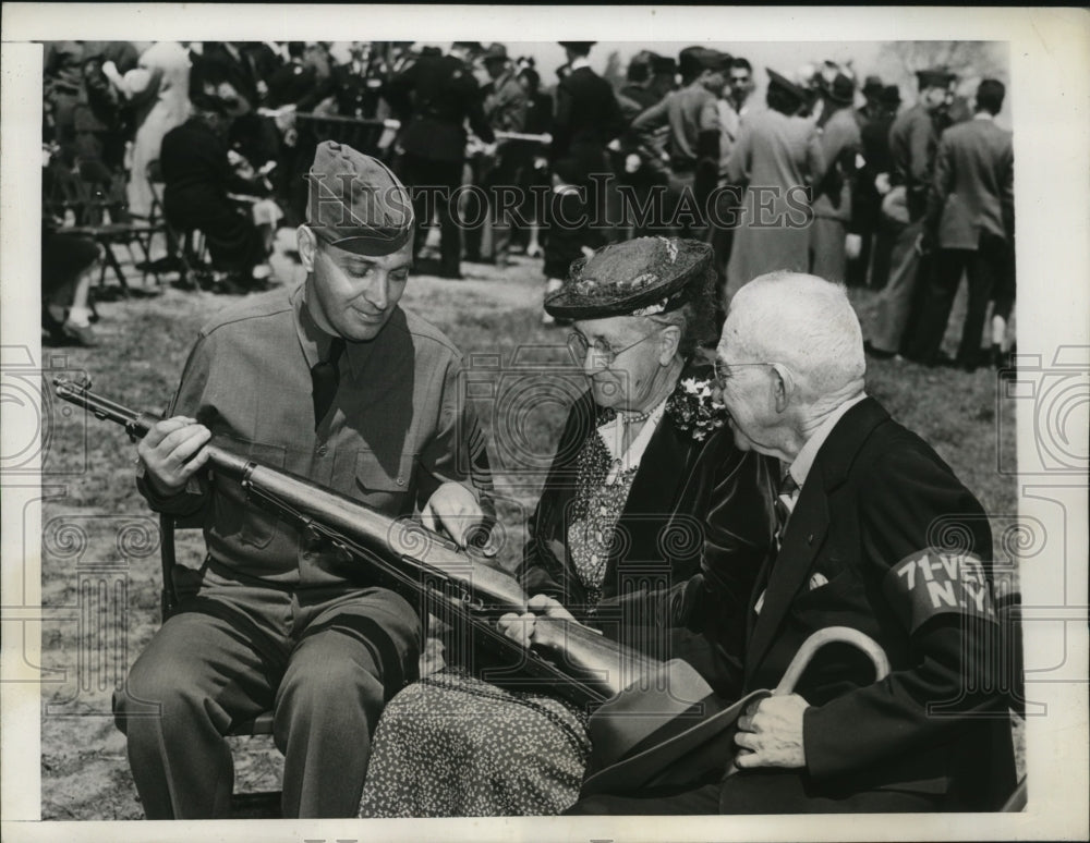 1941 Press Photo Robert Noe Jr. entertains guests at Mother's Day celebration