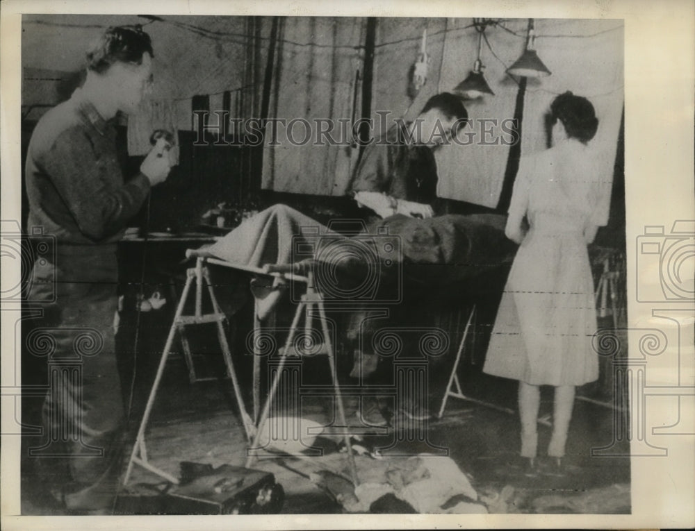 1945 Press Photo Capt. Carl Zimmerman broadcast Capt. Curtis's Transfusion