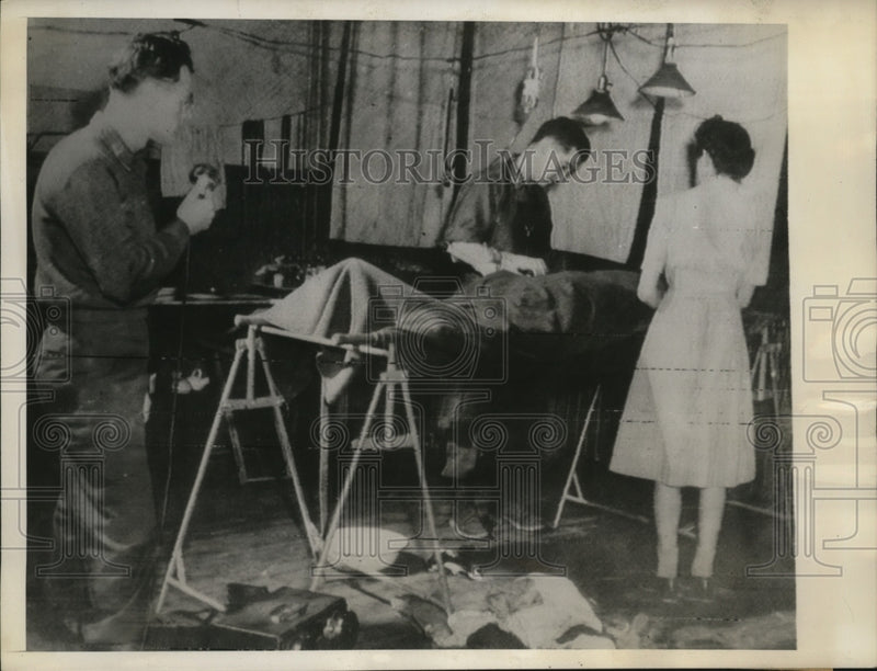 Load image into Gallery viewer, 1945 Press Photo Capt. Carl Zimmerman broadcast Capt. Curtis's Transfusion
