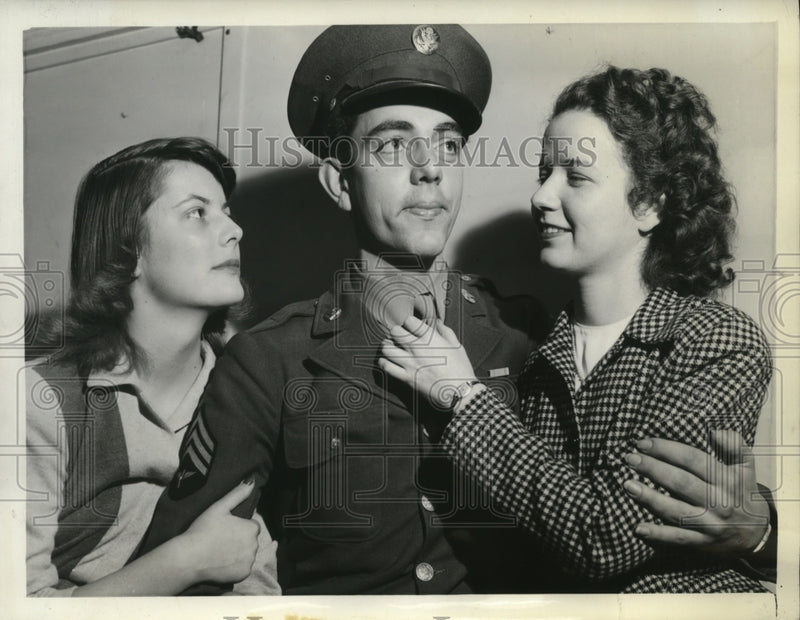 Load image into Gallery viewer, 1943 Press Photo John Stone named as "Most Beautiful Sergeant" with the girls
