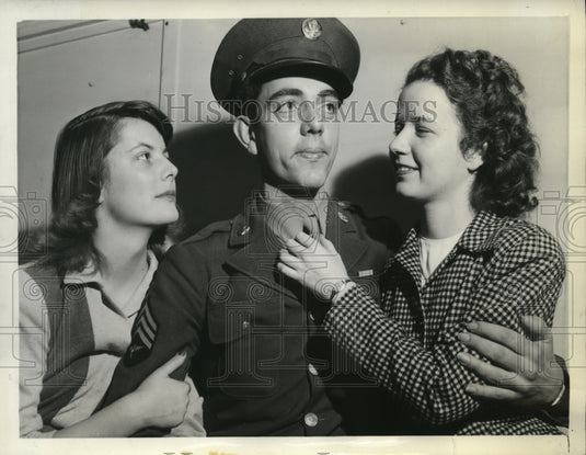 1943 Press Photo John Stone named as "Most Beautiful Sergeant" with the girls