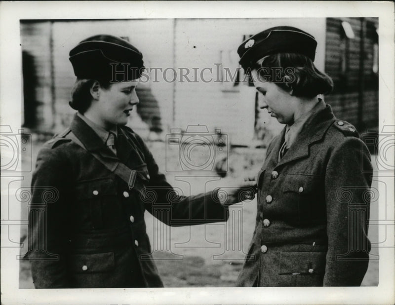 Load image into Gallery viewer, 1941 Press Photo Ms. Mary Churchill with Judith Montagu at the reception depot
