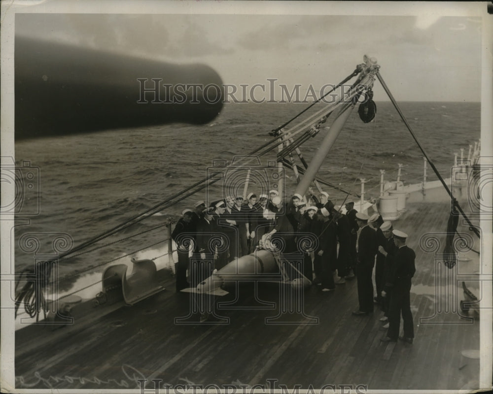 1932 Press Photo Sailors surrounding the battle weapon aboard the ship
