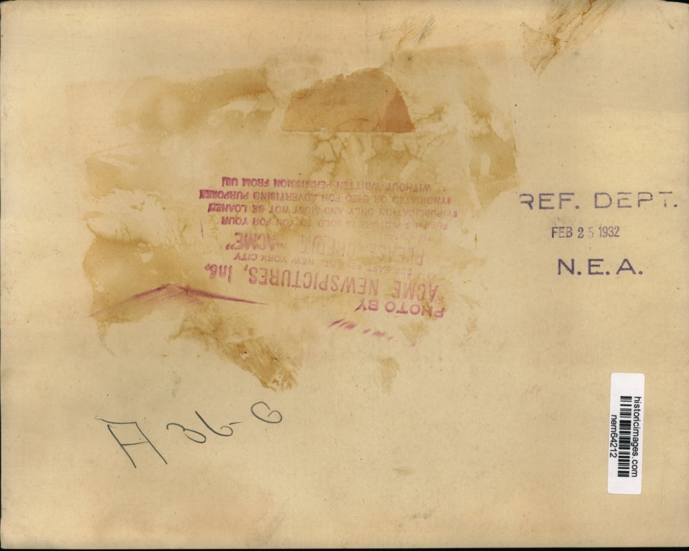 1932 Press Photo Sailors surrounding the battle weapon aboard the ship