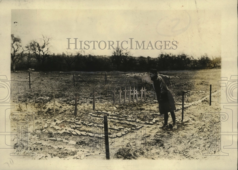 1927 Press Photo American soldier looks at graves' initial in British Cemetery