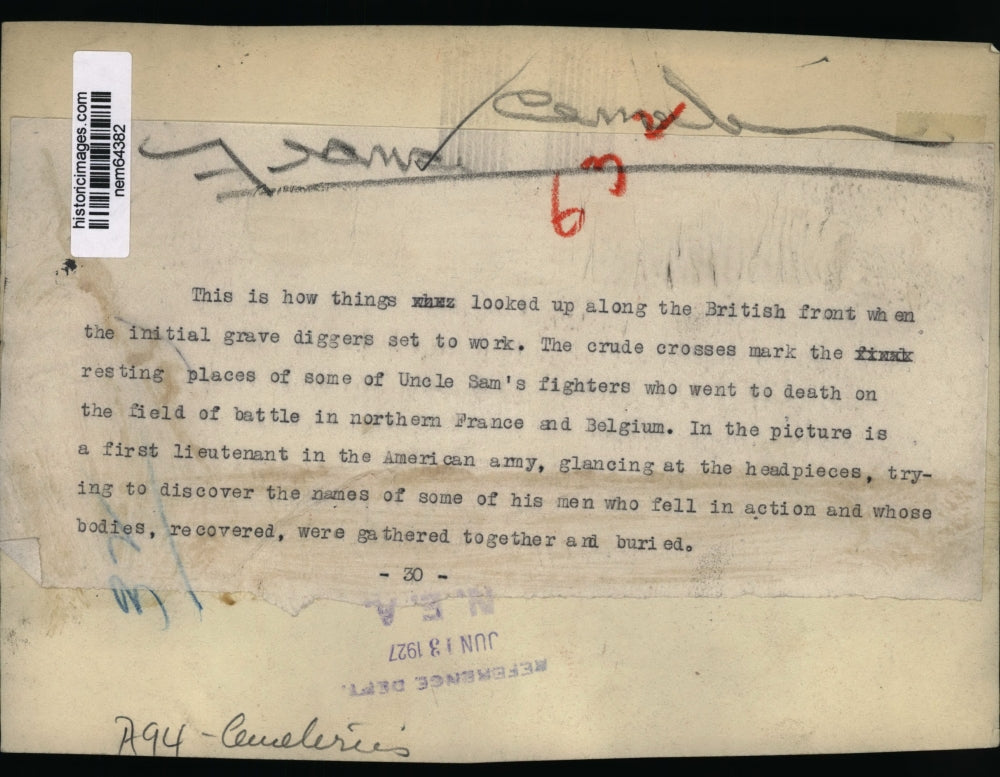 1927 Press Photo American soldier looks at graves' initial in British Cemetery