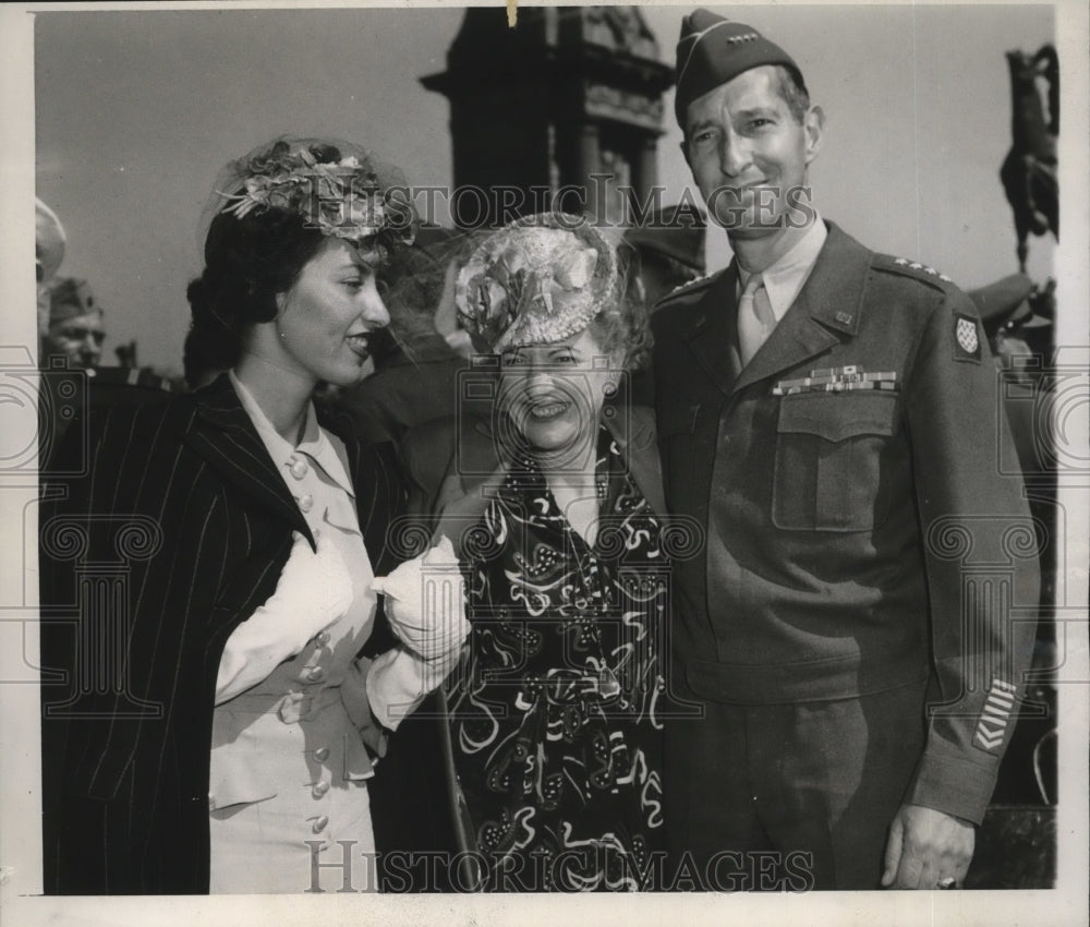 1945 Press Photo General Mark Clark and family during Memorial Day celebration