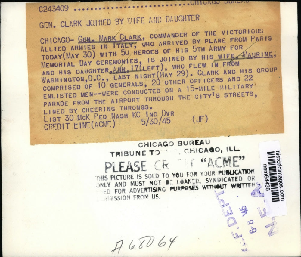 1945 Press Photo General Mark Clark and family during Memorial Day celebration