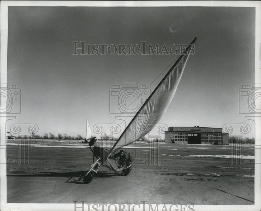 1955 Press Photo Bill Traylor, Jr. travels with sail wagon at Ford County Base