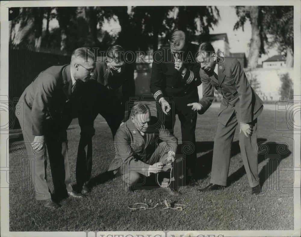 1933 Press Photo Boy Scout officers tie knots during the executive conference