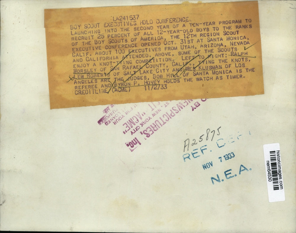 1933 Press Photo Boy Scout officers tie knots during the executive conference