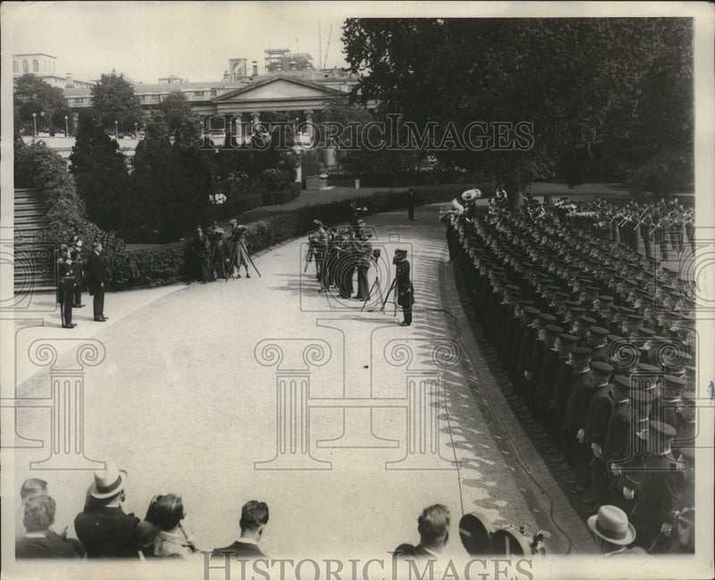 Load image into Gallery viewer, 1929 Press Photo Pres.Hebert Hoover reviews Japanese Sailors in Washington
