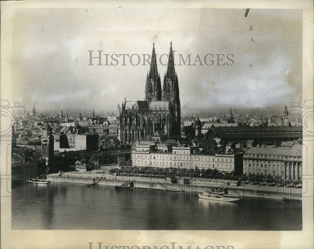 1944 Press Photo View of Cologne Shows The Renowned Cathedral and Rail Station
