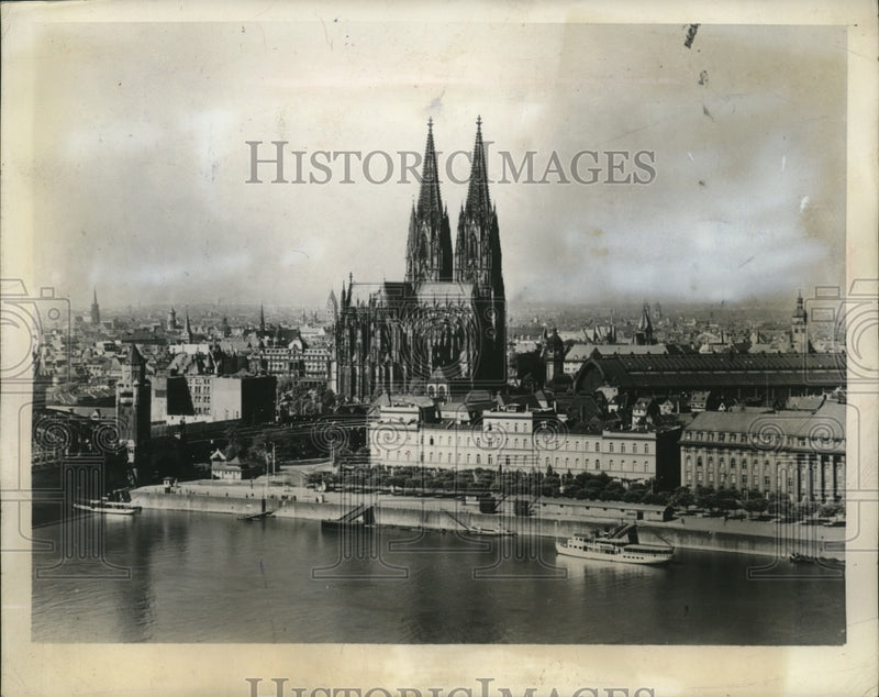 Load image into Gallery viewer, 1944 Press Photo View of Cologne Shows The Renowned Cathedral and Rail Station
