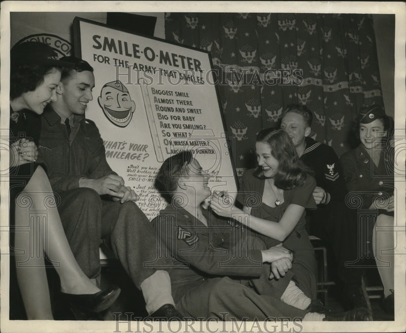 Load image into Gallery viewer, 1945 Press Photo Soldiers and ladies gather at the Smile-O-Meter booth
