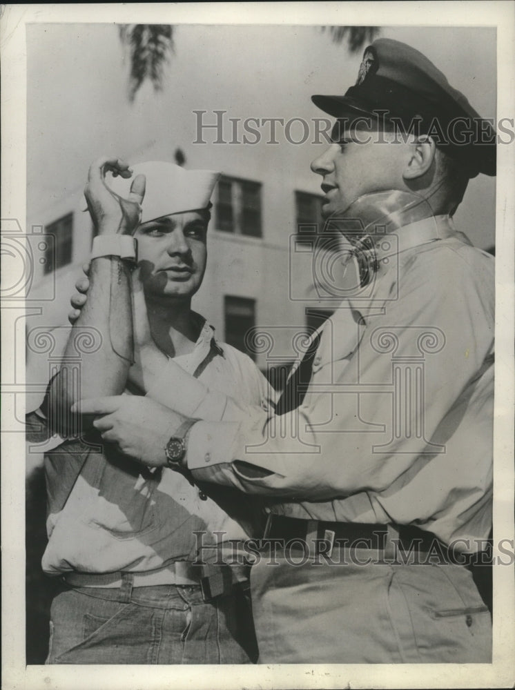 1944 Press Photo Injured American Soldiers try plastic casts and splints