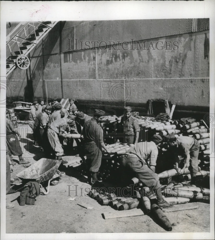 1943 Press Photo Italian Soldiers help unload shells from Allied Transport