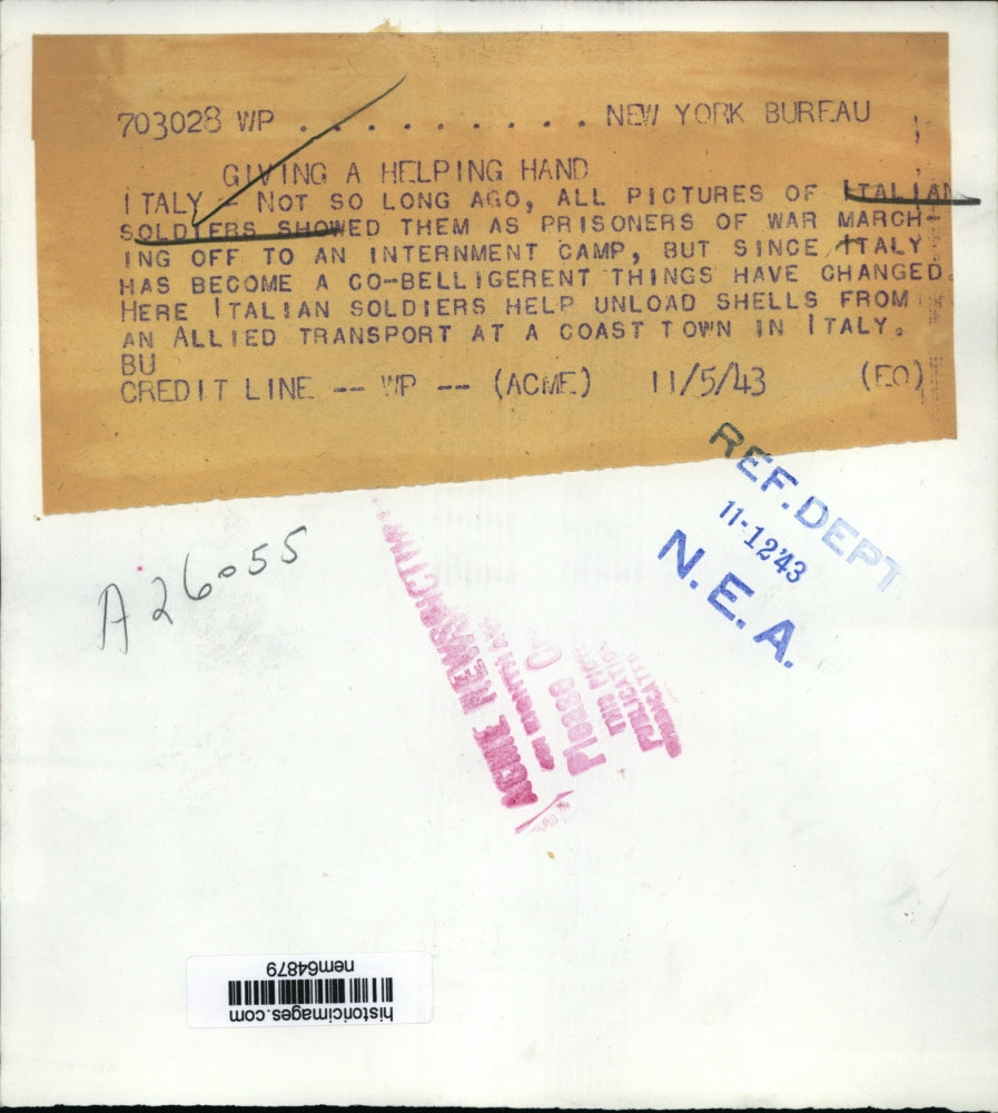 1943 Press Photo Italian Soldiers help unload shells from Allied Transport