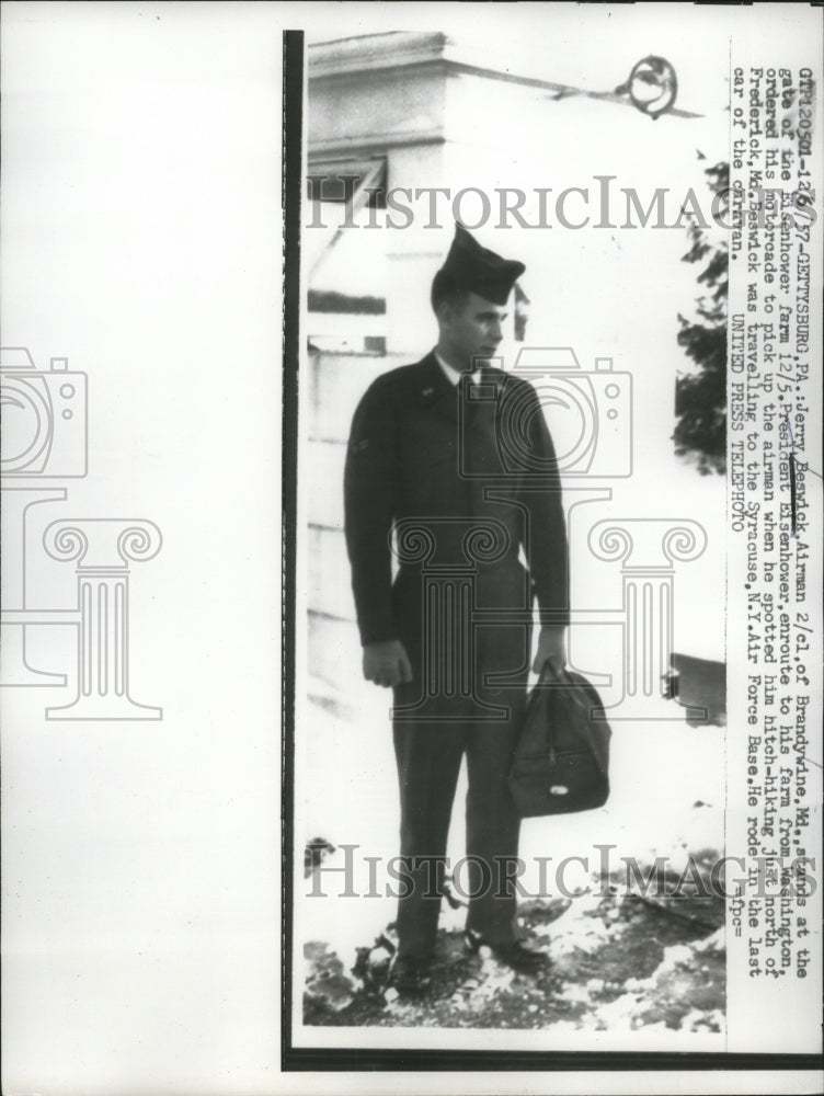 Load image into Gallery viewer, 1957 Press Photo Airman Jerry Beswick at the gate of the Eisenhower Farm
