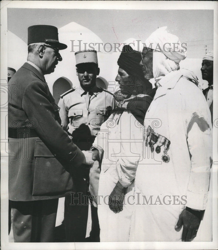 1957 Press Photo Sahara Dignitaries welcome General Charles De Gaulle