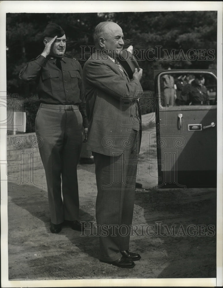 1942 Press Photo General Irving Phillipson receives gun salute upon arrival