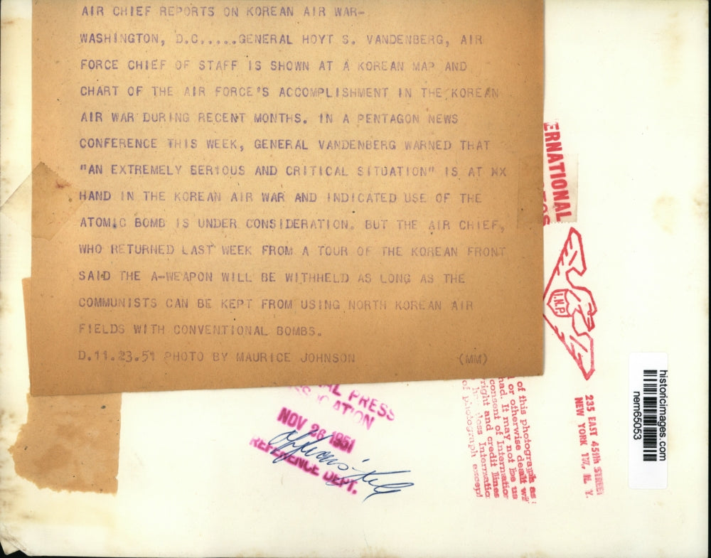 1951 Press Photo Gen. Vandenberg at a Korean map and Air Force accomplishments