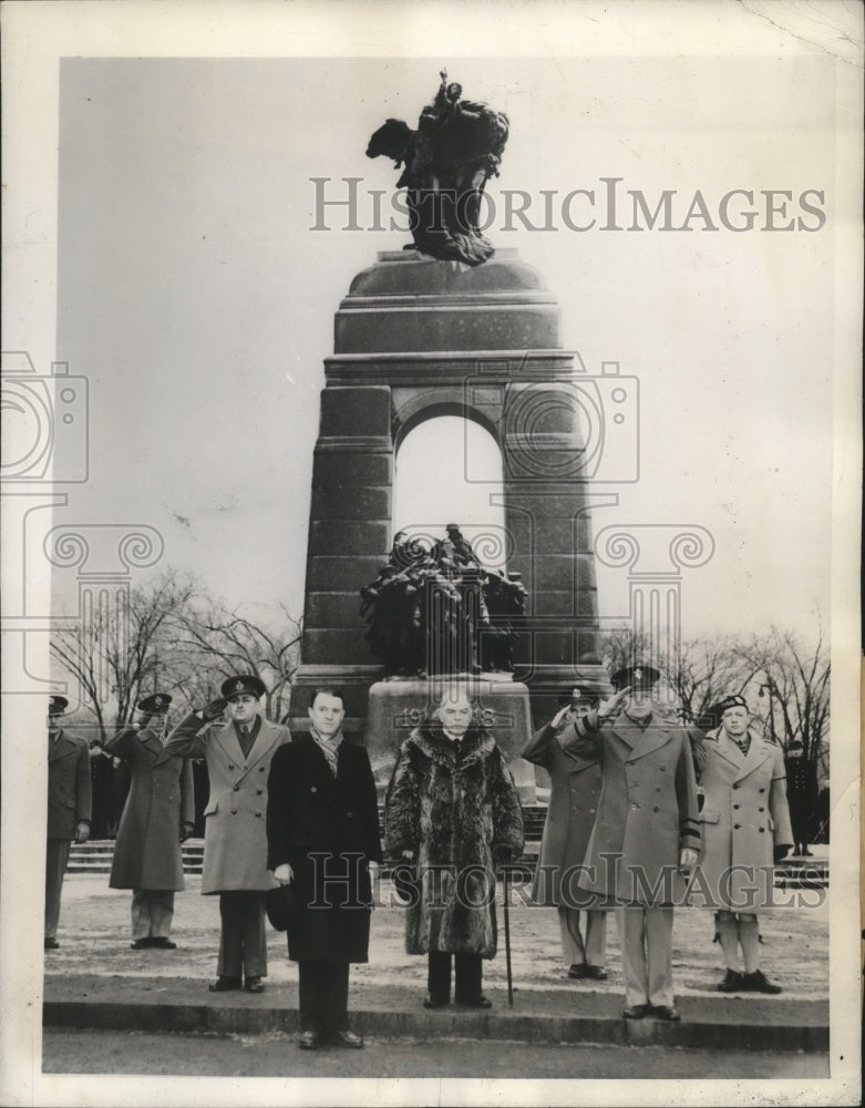 Load image into Gallery viewer, 1946 Press Photo Dwight Eisenhower attends Canadian War Memorial ceremonies
