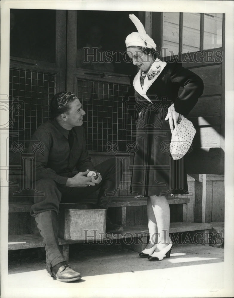 1941 Press Photo Mrs.Habs and Corp. William Hall in Fort Jackson South Carolina