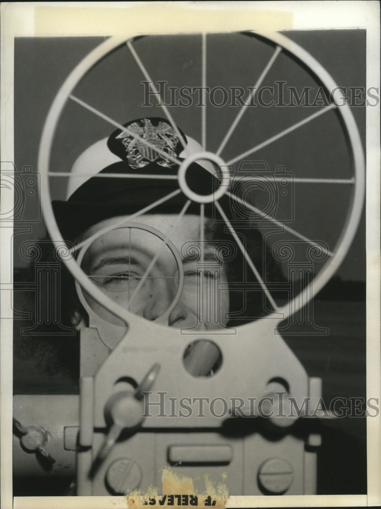 Load image into Gallery viewer, 1943 Press Photo Cordelia Taylor tries mounted gun at Philadelphia Navy Yard
