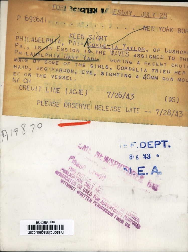 1943 Press Photo Cordelia Taylor tries mounted gun at Philadelphia Navy Yard