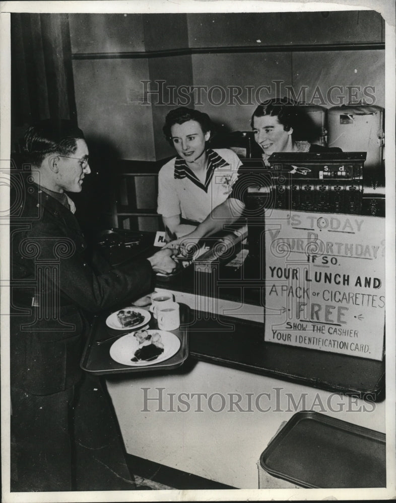 1943 Press Photo Private Joseph Smoocha celebrates birthday with a free meal