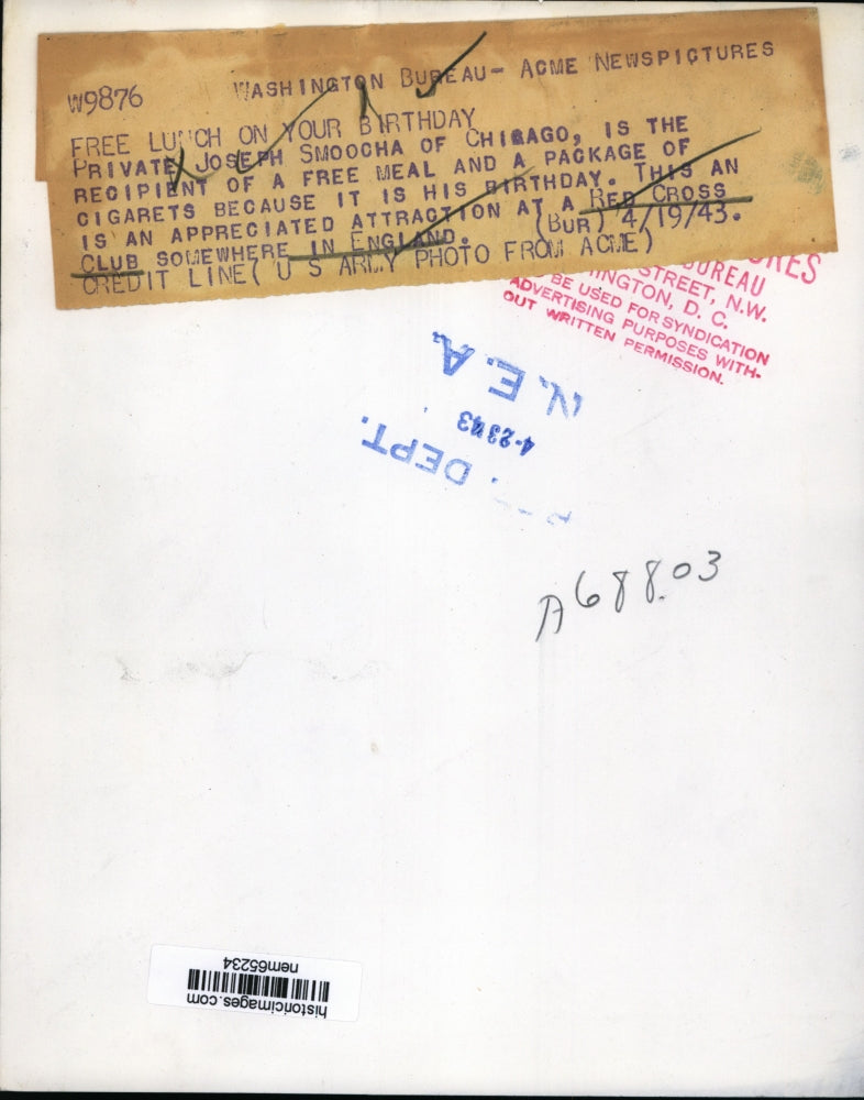 1943 Press Photo Private Joseph Smoocha celebrates birthday with a free meal