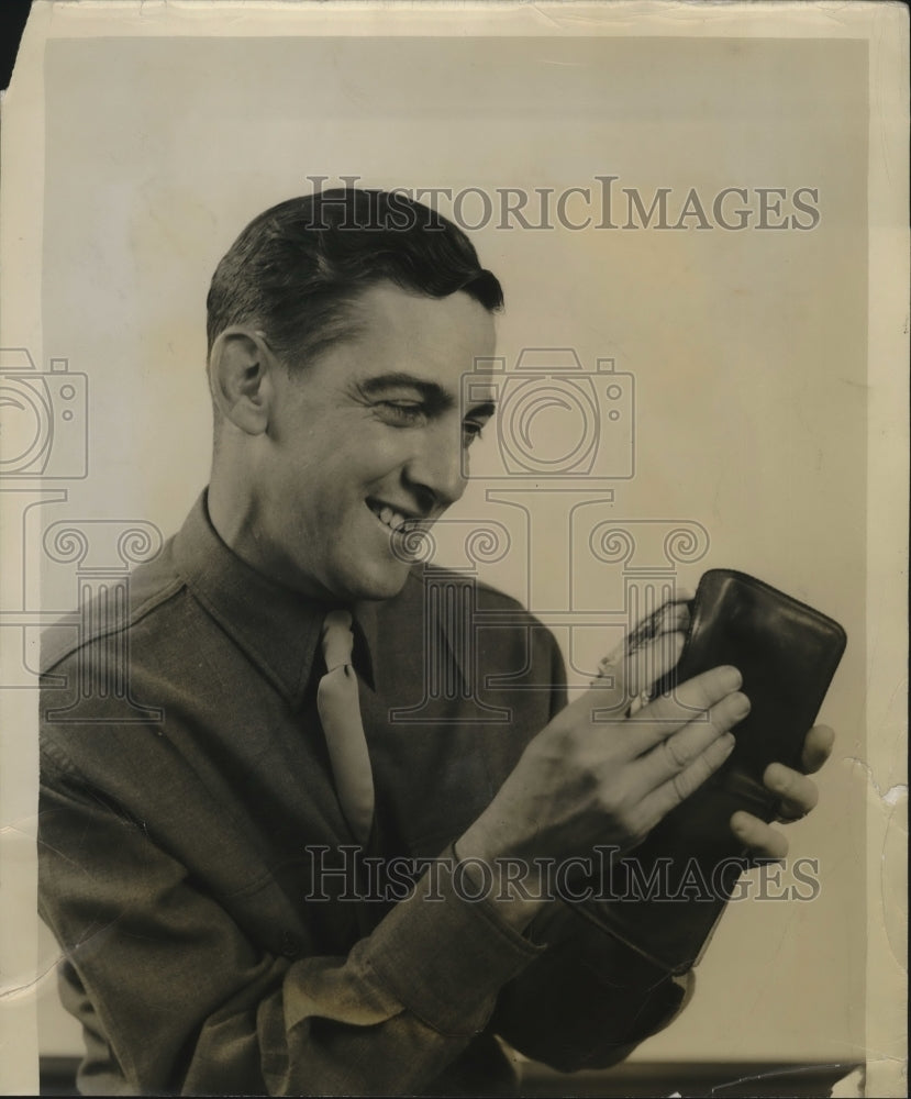 1942 Press Photo Sgt. Joe Koppes stuffs his wallets after leaving his Squadron