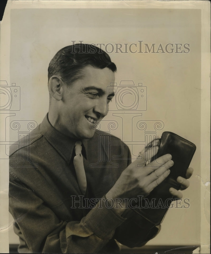 Load image into Gallery viewer, 1942 Press Photo Sgt. Joe Koppes stuffs his wallets after leaving his Squadron
