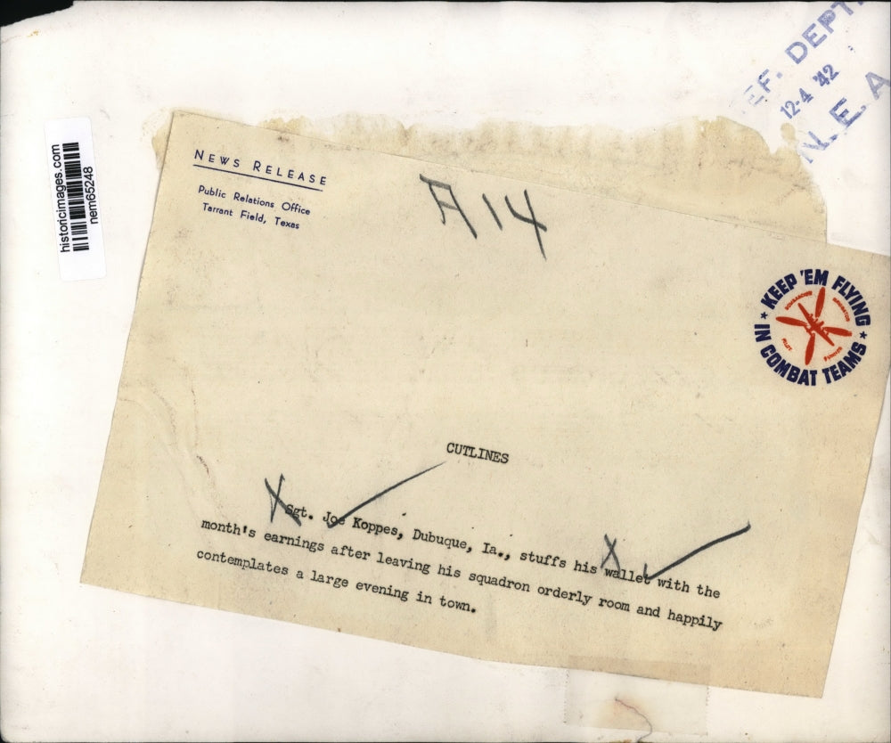 1942 Press Photo Sgt. Joe Koppes stuffs his wallets after leaving his Squadron