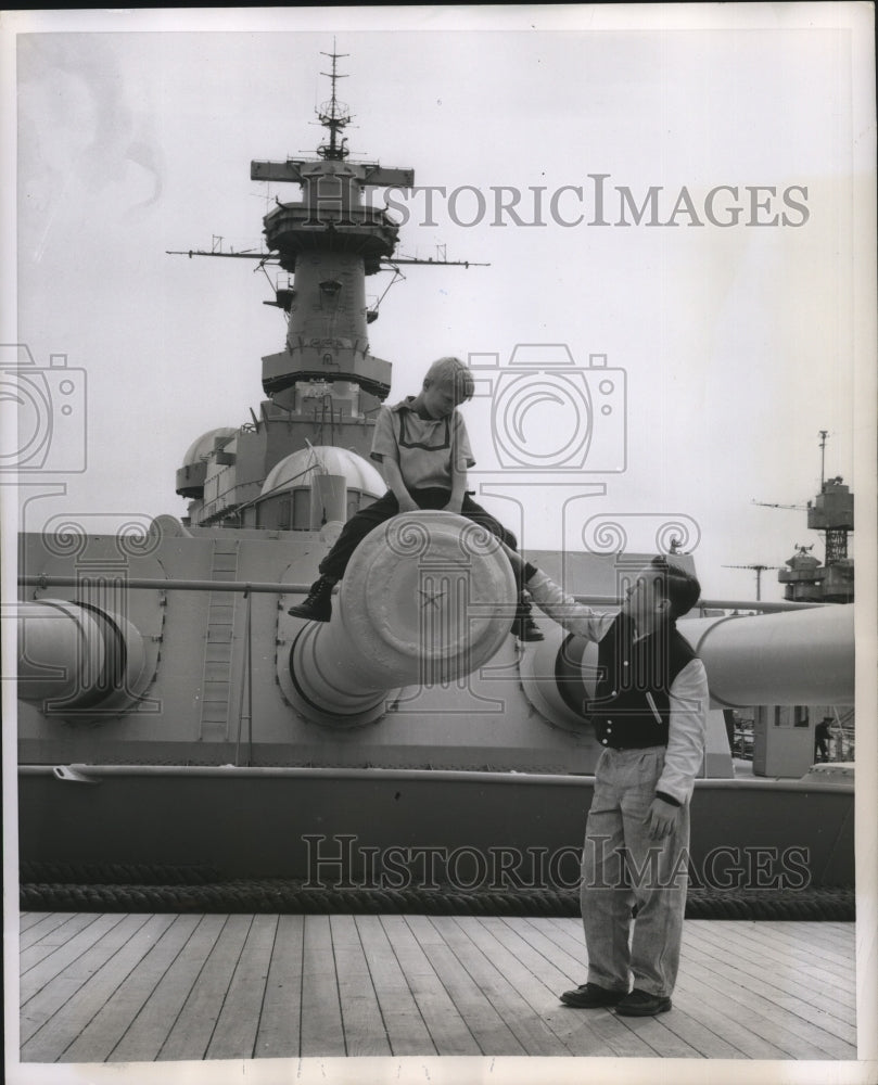 1955 Press Photo A little boy on top of the mounted gun of Missouri - nem65260