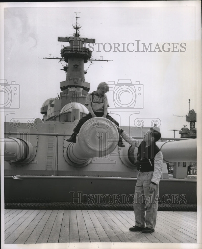 Load image into Gallery viewer, 1955 Press Photo A little boy on top of the mounted gun of Missouri - nem65260
