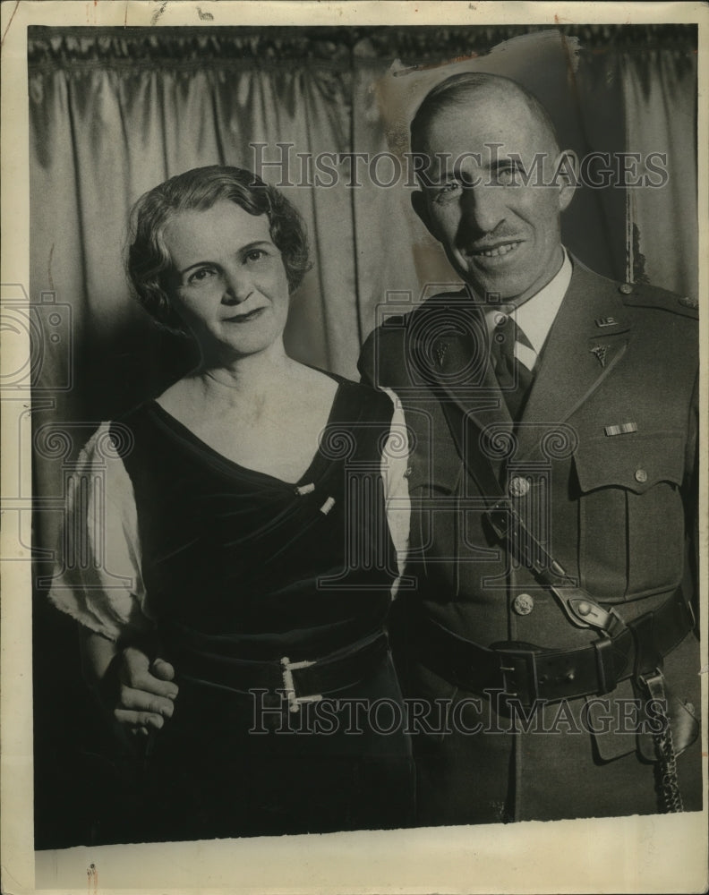 Load image into Gallery viewer, 1934 Press Photo Major Sheppard poses with his wife - nem65264
