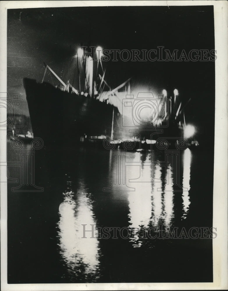 1943 Press Photo Night lights for the Navy Convoy bringing supplies to Malta