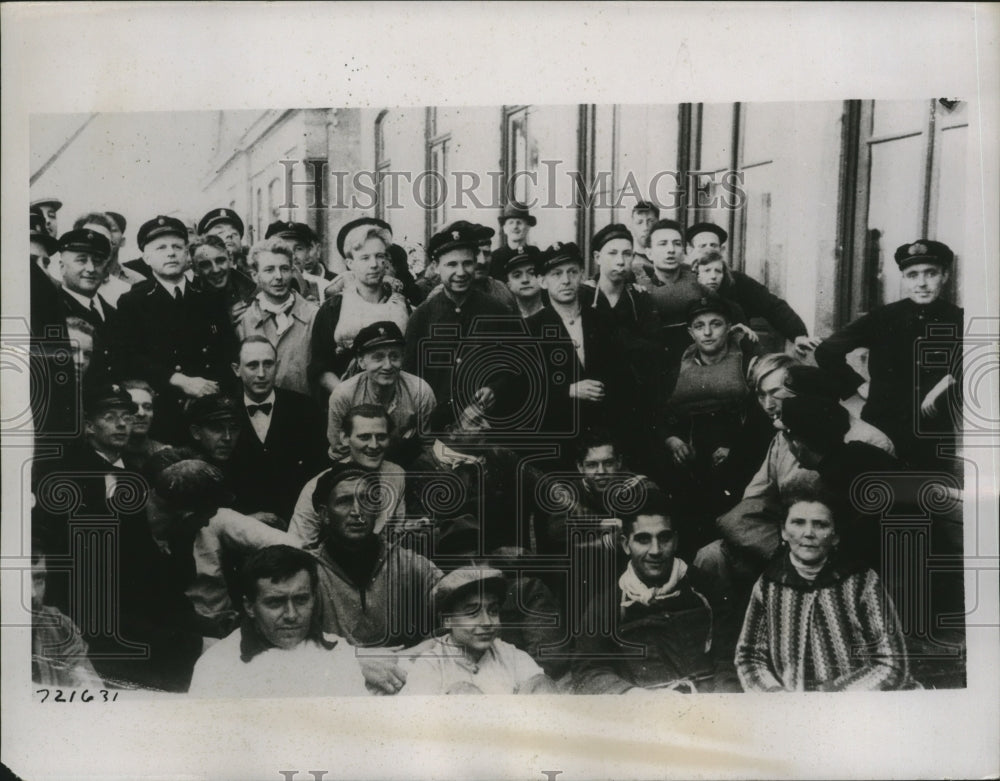 1936 Press Photo Crews of the Dutch Liner Orania saved from the enemy bombings