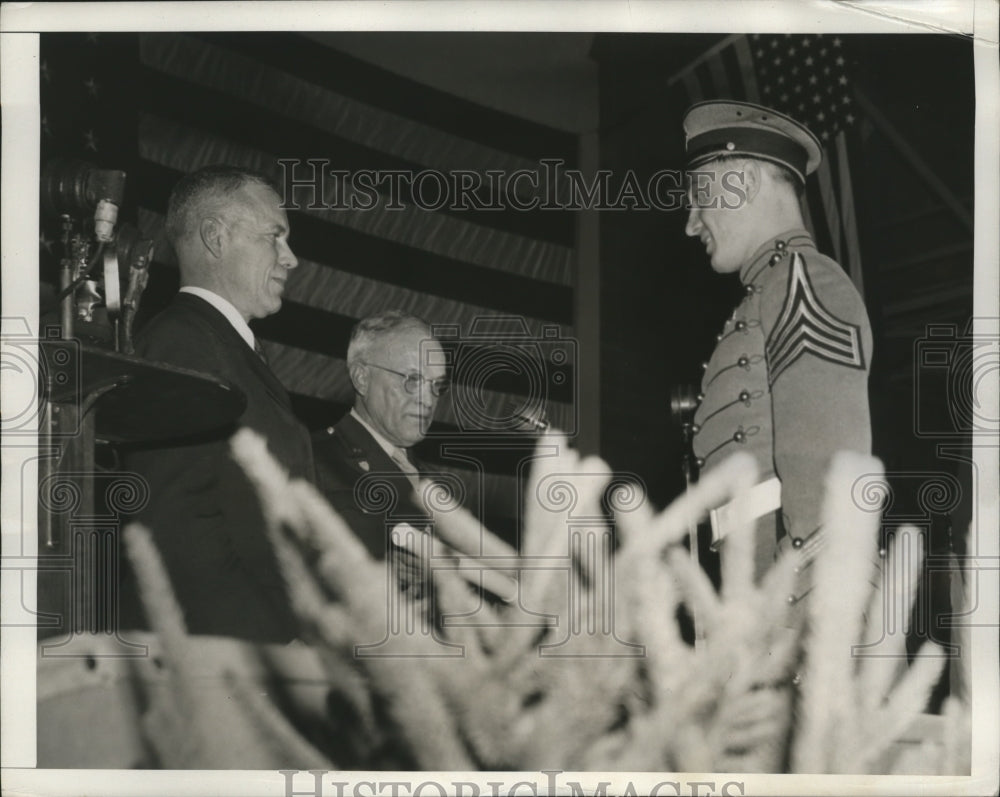 1943 Press Photo Under Sec. of War Robert Patterson gave Cadet Mazur his diploma